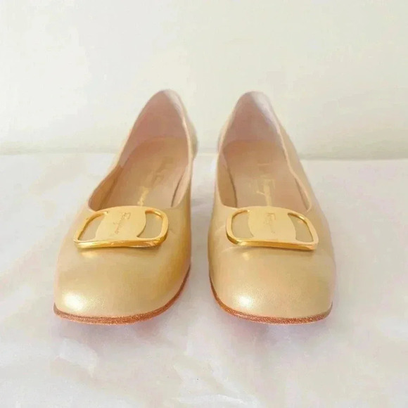 Salvatore Ferragamo Gold Emblem Round Toe Block Heel Narrow Size 8.5 - Picture 3 of 9